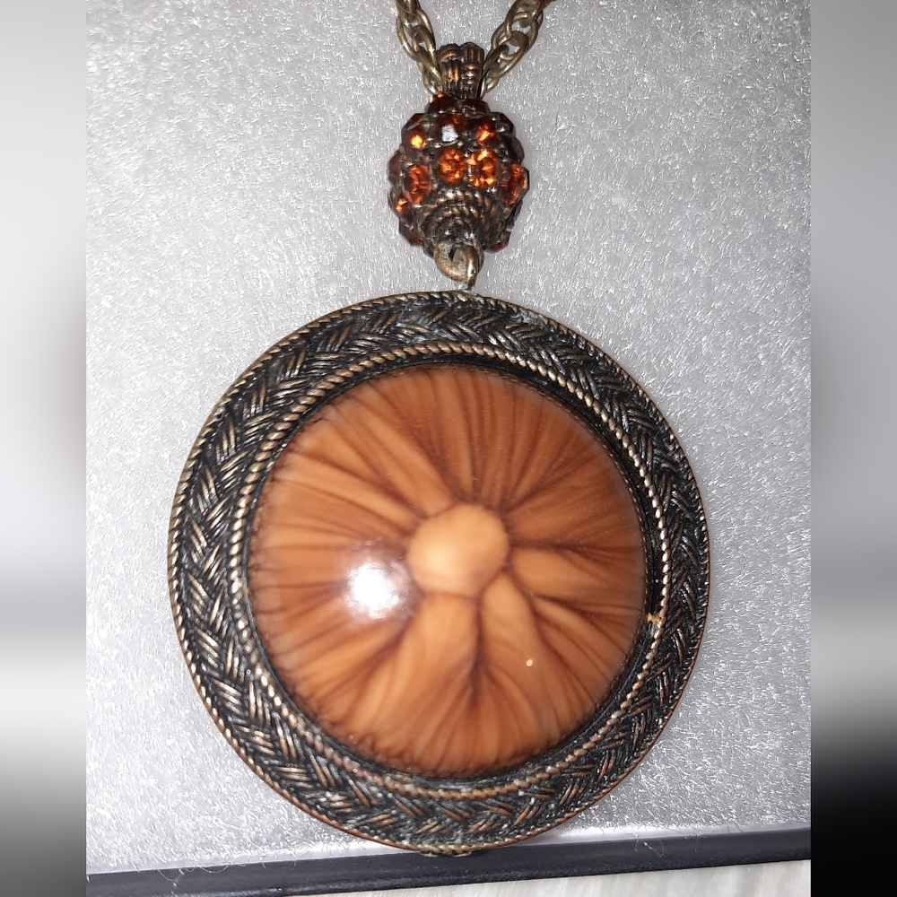 Long necklace with reversible round pendant in antique goldtone - Picture 1 of 5